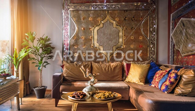 العزائم والولائم في الأعياد والمناسبات الإسلامية، المقبلات والأطباق والأصناف العربية الشرقية اللذيذة، مائدة طعام مليئة بالوجبات المتنوعة الرمضانية، سفرة من المأكولات الشعبية التقليدية الشهية، أجواء شهر رمضان المبارك