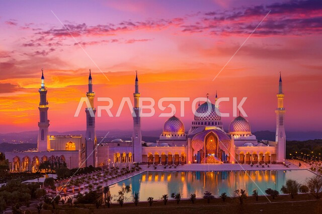 المآذن والقبب المزخرفة، ديكورات وتصاميم اسلامية ثري دي، رسم توضيحي للمسجد الكبير المهيب، الفن الهندسي المعماري، تصميم لجامع إسلامي على الطراز العريق، منظر السماء المليئة بالغيوم