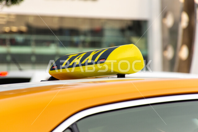 وسائل النقل في الطرقات الاسفلتية المعبدة، توفير الأمان والراحة في شوارع الإمارات العربية، سيارة تاكسي في الشارع في مدينة دبي، الاهتمام بتطوير البنى التحية