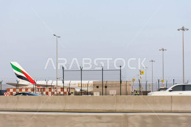  توفير الخدمات المتطورة لسهولة التنقل بين البلدان، اهم مركز جوي في الشرق الاوسط، أسطول من الطائرات داخل مطار دبي الدولي، السياحة في إلإمارات العربية المتحدة، شركات وخطوط الطيران الاماراتية، مدرج الهبوط والإقلاع، وسائل النقل والمواصلات الجوية