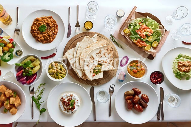 المأكولات الشرقية السعودية التقليدية، تحضير وتجهيز مائدة الإفطار في شهر رمضان المبارك، صورة مقربة لسفرة رمضانية مليئة بأصناف الطعام والمقبلات الشهية والمشروبات الباردة،