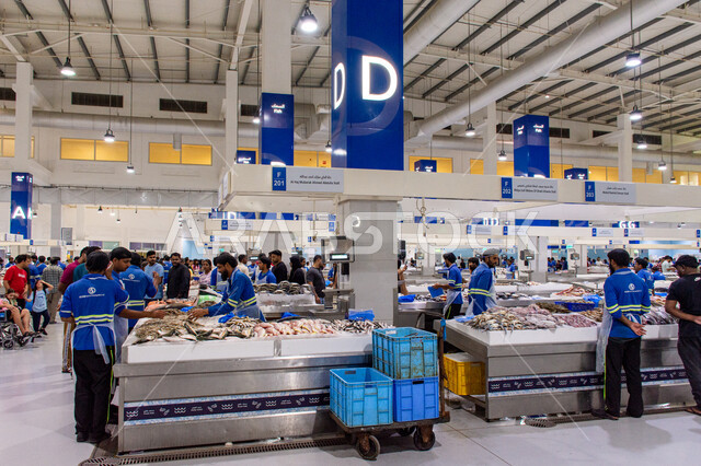 العمال والزوار داخل سوق السمك بمنطقة الديرة, سمك صحي وطازج, فوائد الأسماك الغذائية, أطعمة غنية بالبروتين, مأكولات و كائنات بحريه طازجة في أسواق إمارة دبي, احتراف مهنة الصيد في الامارات العربيه المتحده