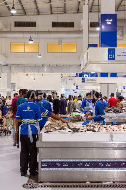 العمال والزوار داخل سوق السمك بمنطقة الديرة, سمك صحي وطازج, فوائد الأسماك الغذائية, أطعمة غنية بالبروتين, مأكولات و كائنات بحريه طازجة في أسواق إمارة دبي, احتراف مهنة الصيد في الامارات العربيه المتحده