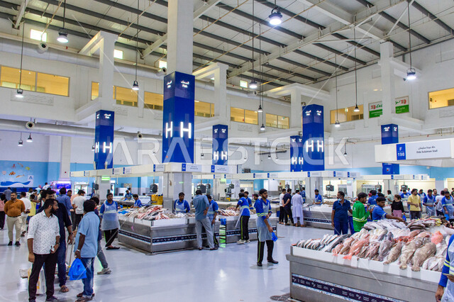 العمال والزوار داخل سوق السمك بمنطقة الديرة, سمك صحي وطازج, فوائد الأسماك الغذائية, أطعمة غنية بالبروتين, مأكولات و كائنات بحريه طازجة في أسواق إمارة دبي, احتراف مهنة الصيد في الامارات العربيه المتحده