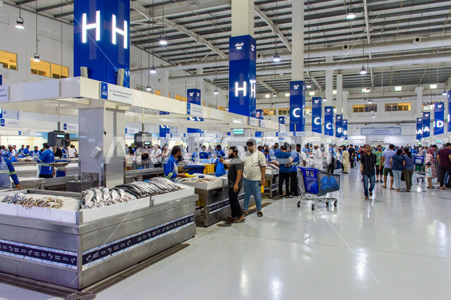 العمال والزوار داخل سوق السمك بمنطقة الديرة, سمك صحي وطازج, فوائد الأسماك الغذائية, أطعمة غنية بالبروتين, مأكولات و كائنات بحريه طازجة في أسواق إمارة دبي, احتراف مهنة الصيد في الامارات العربيه المتحده