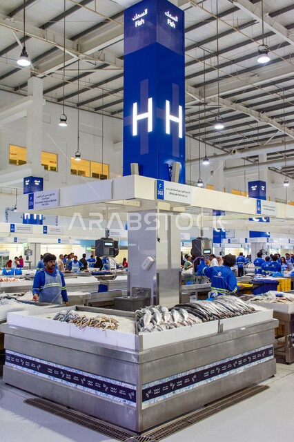 العمال والزوار داخل سوق السمك بمنطقة الديرة, سمك صحي وطازج, فوائد الأسماك الغذائية, أطعمة غنية بالبروتين, مأكولات و كائنات بحريه طازجة في أسواق إمارة دبي, احتراف مهنة الصيد في الامارات العربيه المتحده