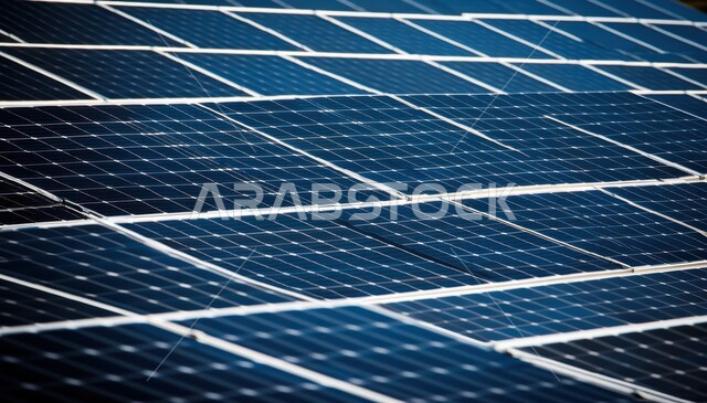 توليد الكهرباء بواسطة أشعة الشمس، منظر لألواح الطاقة الكهروضوئية ومزرعة الخلايا الشمسية في وقت النهار، محطات الطاقات الشمسية المتجددة، مفهوم انتاج الطاقة البديلة الصديقة للبيئة في المملكة العربية السعودية
