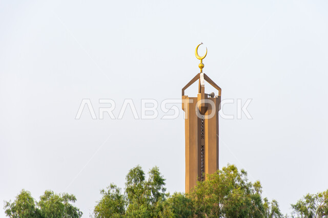 منارة مسجد بمدينة دبي بالإمارات، تصميم هندسي على الطراز العربي العصري، التطور العمراني للعمارات الإسلامية الحديثة، مفهوم العبادة والتقرب الى الله، الاهتمام بزراعة الأشجار حول الجوامع، أماكن مقدسة تبعث الراحة في النفس 