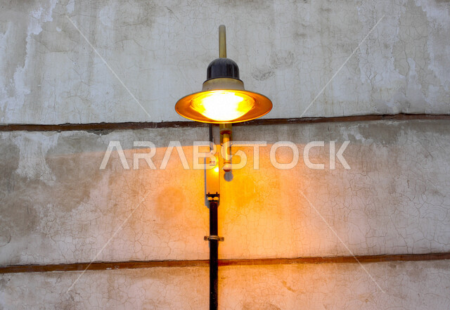 ضوء الشارع المعدني الأسود تحت السماء الزرقاء في المملكة العربية السعودية , منظر زاوية منخفضة للمصباح الكهربائي , ضوء الشارع منير , عمود مصباح الشارع , الصورة المقربة , معالم تاريخية أثرية