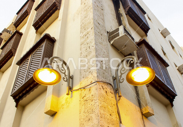 ضوء الشارع المعدني الأسود تحت السماء الزرقاء في المملكة العربية السعودية , منظر زاوية منخفضة للمصباح الكهربائي , ضوء الشارع منير , عمود مصباح الشارع , الصورة المقربة , معالم تاريخية أثرية