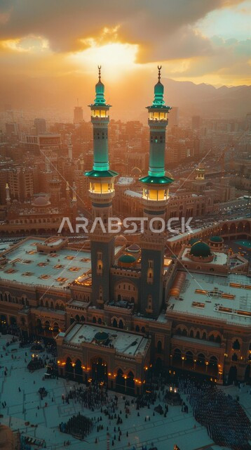 الفن الهندسي المعماري في بناء المسجد الحرام في مكة المكرمة، معلم إسلامي مقدس مشهور، مقصد المسلمسن من حول العالم لأداء مناسك الحج والعمرة، النمو والتقدم العمراني في التصاميم الحديثة للمساجد، مآذن الحرم المكي المكي الشريف المضيئة وسط السماء عند وقت الغروب