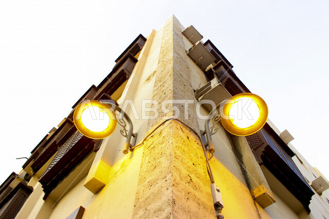 ضوء الشارع المعدني الأسود تحت السماء الزرقاء في المملكة العربية السعودية , منظر زاوية منخفضة للمصباح الكهربائي , ضوء الشارع منير , عمود مصباح الشارع , الصورة المقربة , معالم تاريخية أثرية