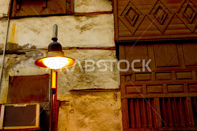 ضوء الشارع المعدني الأسود تحت السماء الزرقاء في المملكة العربية السعودية , منظر زاوية منخفضة للمصباح الكهربائي , ضوء الشارع منير , عمود مصباح الشارع , الصورة المقربة , معالم تاريخية أثرية