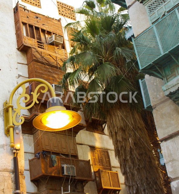 ضوء الشارع المعدني الأسود تحت السماء الزرقاء في المملكة العربية السعودية , منظر زاوية منخفضة للمصباح الكهربائي , ضوء الشارع منير , عمود مصباح الشارع , الصورة المقربة , معالم تاريخية أثرية