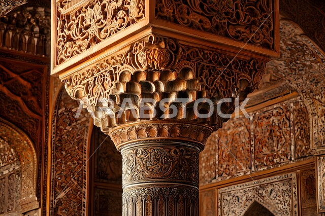  التصاميم والديكورات الداخلية الأنيقة للمساجد، صورة مقربة للنقوش والزخارف على الاعمدة والاقواس على الطراز الاسلامي، الفن الهندسي المعماري لمسجد عربي عريق، مفهوم العبادة والتقرب إلى الله تعالى