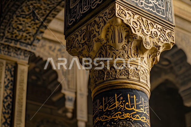  التصاميم والديكورات الداخلية الأنيقة للمساجد، صورة مقربة للنقوش والزخارف على الاعمدة والاقواس على الطراز الاسلامي، الفن الهندسي المعماري لمسجد عربي عريق، مفهوم العبادة والتقرب إلى الله تعالى
