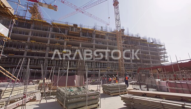 اعمال البناء وصب الخرسانات ووضع الأساسات، الآلات والمعدات الثقيلة والرافعات والسقالات العالية, مبنى قيد الانشاء في المملكة العربية السعودية, مفهوم الهندسة الانشائية والمعمارية، تنفيذ مخطط الإعمار وتشكيل الهيكل المعدني
