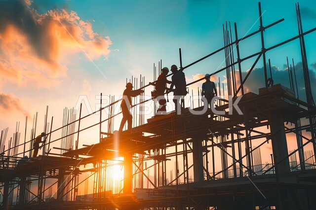  مجموعة من العمال يقومون بتنفيذ مخطط الإعمار وتشكيل الهيكل المعدني، اعمال البناء وصب الخرسانات ووضع الأساسات، الآلات والمعدات الثقيلة والرافعات والسقالات العالية, صورة ظلية لمبنى قيد الانشاء في المملكة العربية السعودية، مفهوم الهندسة الانشائية والمعمارية، سالوييت