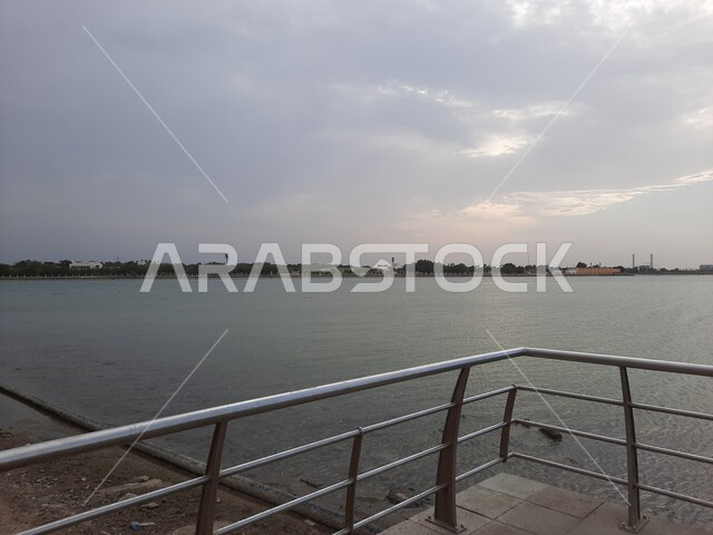 إطلالة على الكورنيش، شاطيء البحر الأحمر في المملكة العربية السعودية، أماكن سياحية ترفيهية، واجهة جدة البحرية، وقت غروب الشمس
