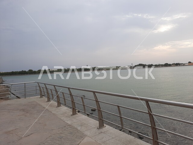 إطلالة على الكورنيش، شاطيء البحر الأحمر في المملكة العربية السعودية، أماكن سياحية ترفيهية، واجهة جدة البحرية، وقت غروب الشمس