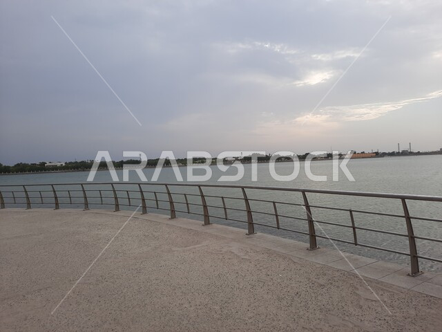 إطلالة على الكورنيش، شاطيء البحر الأحمر في المملكة العربية السعودية، أماكن سياحية ترفيهية، واجهة جدة البحرية، وقت غروب الشمس