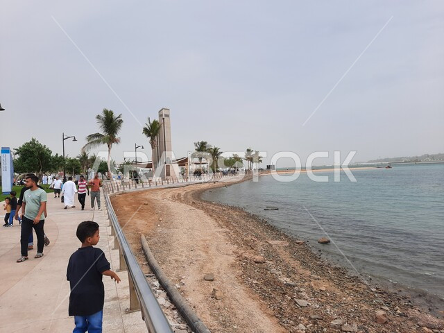 شاطيء البحر الأحمر في المملكة العربية السعودية، إطلالة على الكورنيش، أماكن سياحية ترفيهية، واجهة جدة البحرية، وقت غروب الشمس