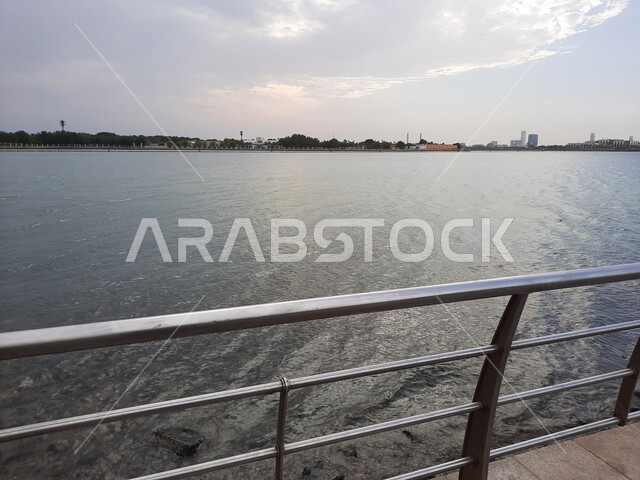 شاطيء البحر الأحمر في المملكة العربية السعودية، إطلالة على الكورنيش، أماكن سياحية ترفيهية، واجهة جدة البحرية، وقت غروب الشمس