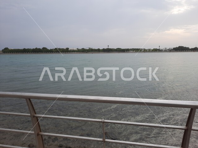 شاطيء البحر الأحمر في المملكة العربية السعودية، إطلالة على الكورنيش، أماكن سياحية ترفيهية، واجهة جدة البحرية، وقت غروب الشمس