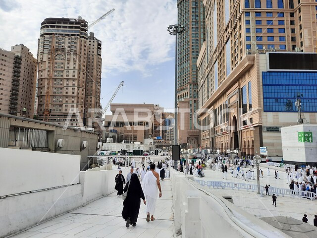 الحجاج والمعتمرين في الساحة، المسجد الحرام في مكة المكرمة بالمملكة العربية السعودية، الحرم المكي الشريف، أداء مناسك الحج والعمرة، معالم دينية إسلامية، اماكن إسلامية مقدسة