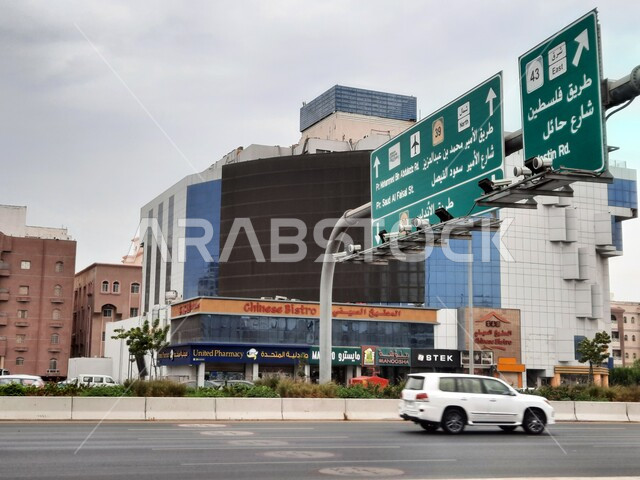 حركة مرور السيارات في الطرقات والشوارع المعبدة، جسر المشاة فوق شارع الاندلس في مدينة جدة في المملكة العربية السعودية، اعمدة الانارة على اطراف الطريق الاسفلتي العام، الاهتمام بالبنية التحتية