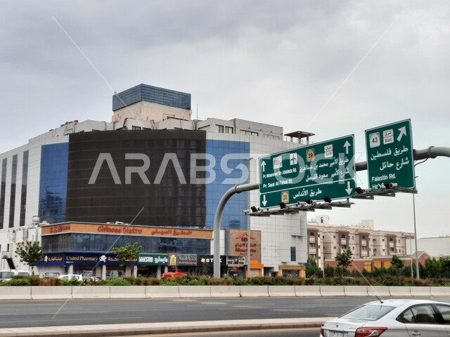 حركة مرور السيارات في الطرقات والشوارع المعبدة، جسر المشاة فوق شارع الاندلس في مدينة جدة في المملكة العربية السعودية، اعمدة الانارة على اطراف الطريق الاسفلتي العام، الاهتمام بالبنية التحتية