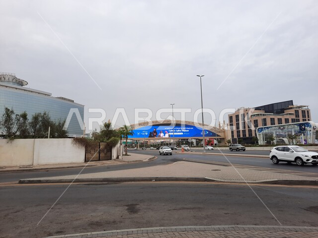 حركة مرور السيارات في الطرقات والشوارع المعبدة، جسر المشاة فوق شارع الاندلس في مدينة جدة في المملكة العربية السعودية، اعمدة الانارة على اطراف الطريق الاسفلتي العام، الاهتمام بالبنية التحتية