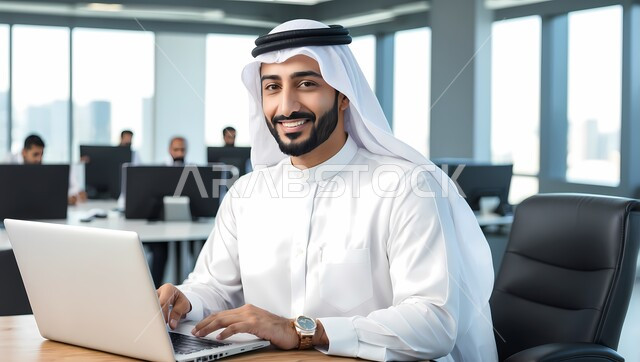 إدارة شؤون الأعمال وتنظيمها عبر الاجهزة التقنية، مهن ووظائف ادارية مكتبية، دمج العمل مع التقنية والتكنولوجيا، رجل اعمال عربي خليجي سعودي يرتدي الثوب ويضع الغتره والعقال, العمل على الحاسوب المحمول داخل المكتب