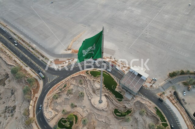 صورة من أعلى لأكبر سارية علم في منطقة الدرعية في مدينة الرياض بالمملكة العربية السعودية , تصوير جوي لسارية العلم في مدينة الرياض نهاراً , صورة لسارية ميدان الملك سلمان بالدرعية , أطول سارية علم في العالم بالسعودية