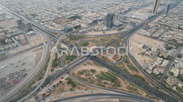 Photography from above of car traffic on the highway in Riyadh in the Kingdom of Saudi Arabia, top view of the traffic congestion on the highway, the beauty of the cultural infrastructure in Saudi Arabia, a wonderful view of the highway in Riyadh