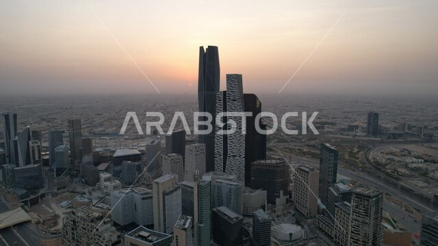 تصوير جوي لمركز الملك عبدالله المالي (كافد) في الرياض بالمملكة العربية السعودية ،صورة للأبراج مالية واقتصادية والمنشأت المعمارية نهاراً ، السياحة في السعودية ، إطلالة رائعة على مركز الملك عبدالله المالي بالرياض
