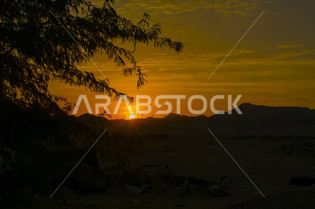 صورة جمالية خلابة لغروب وشروق الشمس البرتقالي , غروب وشروق الشمس الإبداعي من الصحراء, جمال الطبيعة الصحراوية الخلابة في وقت غروب وشروق الشمس ، صورة ظلية للجبال والطبيعة الخلابة ، منظر رائع وخلاب في سماء السعودية