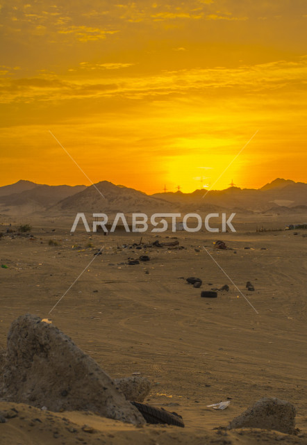 صورة جمالية خلابة لغروب وشروق الشمس البرتقالي , غروب وشروق الشمس الإبداعي من الصحراء, جمال الطبيعة الصحراوية الخلابة في وقت غروب وشروق الشمس منظر رائع وخلاب في سماء السعودية
