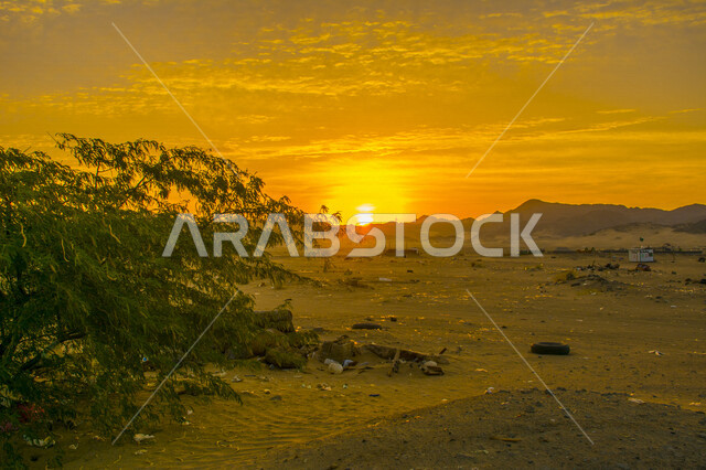 صورة جمالية خلابة لغروب وشروق الشمس البرتقالي , غروب وشروق الشمس الإبداعي من الصحراء, جمال الطبيعة الصحراوية الخلابة في وقت غروب وشروق الشمس منظر رائع وخلاب في سماء السعودية