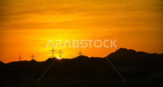 صورة جمالية خلابة لغروب وشروق الشمس البرتقالي , غروب وشروق الشمس الإبداعي من الصحراء, جمال الطبيعة الصحراوية الخلابة في وقت غروب وشروق الشمس ، صورة ظلية للجبال والطبيعة الخلابة ، منظر رائع وخلاب في سماء السعودية