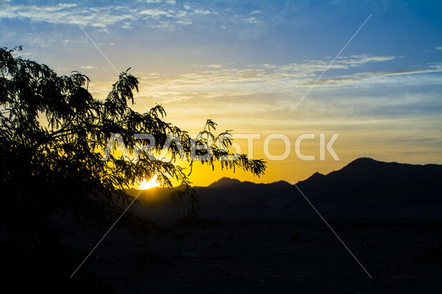 صورة جمالية خلابة لغروب وشروق الشمس , غروب وشروق الشمس الإبداعي من الصحراء, جمال الطبيعة الصحراوية الخلابة في وقت غروب وشروق الشمس ، صورة ظلية للجبال والطبيعة الخلابة ، منظر رائع وخلاب في سماء السعودية