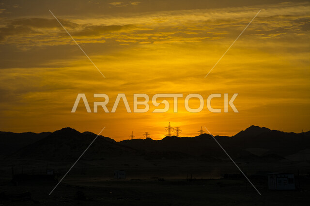 صورة جمالية خلابة لغروب وشروق الشمس , غروب وشروق الشمس الإبداعي من الصحراء, جمال الطبيعة الصحراوية الخلابة في وقت غروب وشروق الشمس، صورة ظلية للجبال والطبيعة الخلابة، منظر رائع وخلاب للسماء بالسعودية