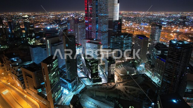 صورة جوية لمركز الملك عبدالله المالي (كافد) في الرياض بالمملكة العربية السعودية ،صورة للأبراج مالية واقتصادية والمنشأت المعمارية ليلاً ، السياحة في السعودية ، إطلالة رائعة على مركز الملك عبدالله المالي بالرياض