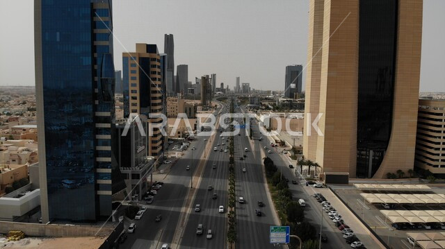 صورة من أعلى لمركز الملك عبدالله المالي (كافد) في الرياض بالمملكة العربية السعودية ،لقطة جوية للأبراج مالية واقتصادية والمنشأت المعمارية نهاراً ،حركة سير السيارات ، إطلالة رائعة على طريق مركز الملك عبدالله المالي بالرياض