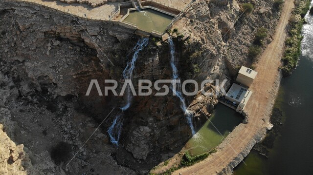 إطلالة علوية على شلال وادي نمار مخرج 24 في الرياض بالمملكة العربية السعودية , أماكن سياحية ترفيهيه خلابة في السعودية , جمال المناظر الطبيعية الجميلة لتيار المياه النقي في منتزه وادي نمار , جمال الطبيعة الخلابة بالمملكة السعودية ، وادي نمار بالرياض