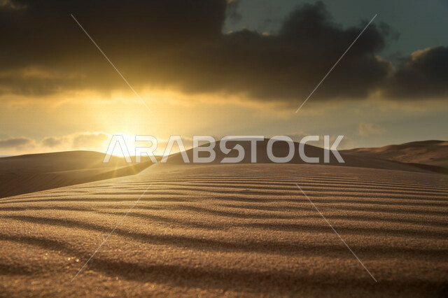 صورة جمالية خلابة لغروب وشروق الشمس الإبداعي من الصحراء, جمال الطبيعة الصحراوية الخلابة في وقت غروب وشروق الشمس منظر رائع وخلاب في سماء السعودية