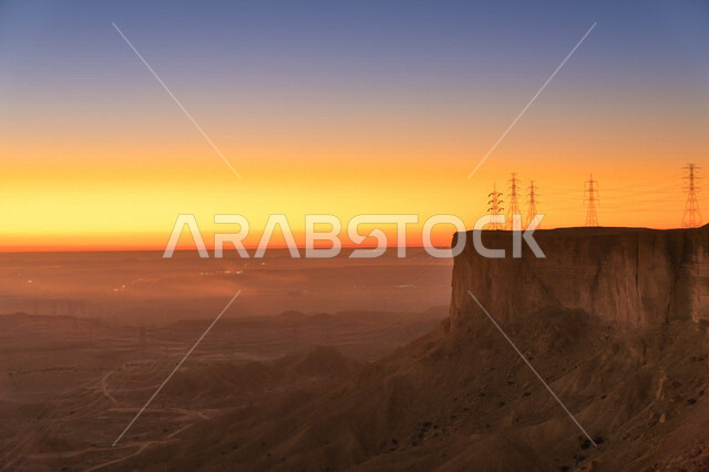 صورة جمالية خلابة لغروب وشروق الشمس البرتقالي , غروب وشروق الشمس الإبداعي من الصحراء, جمال الطبيعة الصحراوية الخلابة في السعودية ، صورة لتكوين الصخري الطبيعي الجميل ، أماكن سياحية