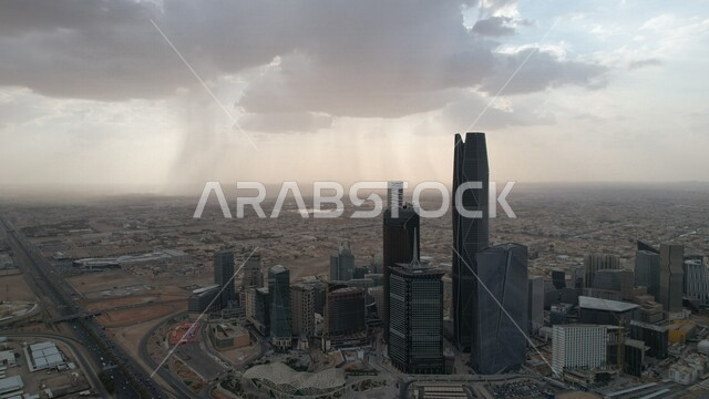 تصوير جوي لمركز الملك عبدالله المالي (كافد) في الرياض بالمملكة العربية السعودية ،لقطة جوية للأبراج مالية واقتصادية والمنشأت المعمارية نهاراً ،حركة سير السيارات ، إطلالة رائعة على طريق مركز الملك عبدالله المالي بالرياض
