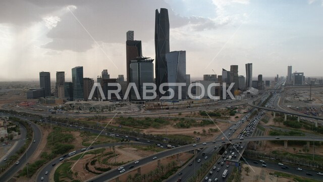 تصوير جوي لمركز الملك عبدالله المالي (كافد) في الرياض بالمملكة العربية السعودية ،لقطة جوية للأبراج مالية واقتصادية والمنشأت المعمارية نهاراً ،حركة سير السيارات ، إطلالة رائعة على طريق مركز الملك عبدالله المالي بالرياض