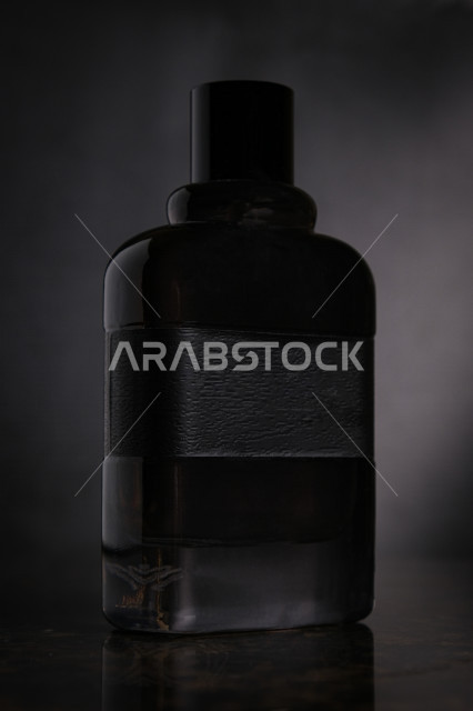 خلفية سوداء لعطر أسود اللون ذو رائحة طيبة جميلة ، صورة مقربة لعطر أسود اللون